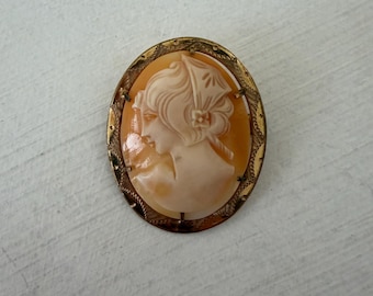 Broche antiguo de camafeo de concha de oro laminado - Retrato femenino tallado a mano, marca RG