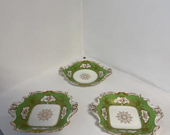 Juego antiguo de 3 platos de postre Coalport color verde manzana con detalles florales dorados.