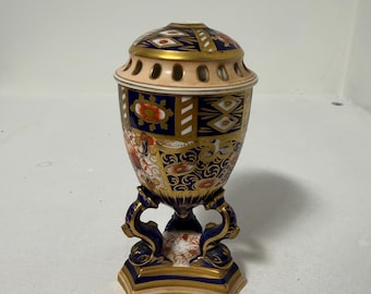 Raro tarro de popurrí Davenport Imari con patas de trípode de delfín y tapa, c. 1860, 15 cm.