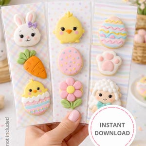 Può includere: Una mano tiene in mano un set di biscotti a tema pasquale, tra cui un coniglietto, un pulcino, una carota, un uovo, un fiore, un'impronta di zampa e un agnello. I biscotti sono colorati e decorati con glassa. L'immagine include anche il testo "Printable Cookie Backer" e "Instant Download".