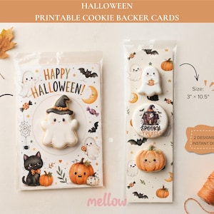 Op de afbeelding: Twee rechthoekige, printbare Halloween-koekjeskaarten in doorzichtige plastic hoesjes. De linkerkaart toont een geest, zwarte kat en pompoen met de tekst HAPPY HALLOWEEN. De rechterkaart toont een geest, pompoen en rond koekje met de tekst SPOOKY TREATS.