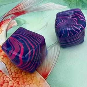 Lila-blauer Würfel-Quetschball, rosa Wirbel-Sensorik-Fidget, weiches Stressabbau-Quetschspielzeug, Kawaii-Schreibtischgeschenk