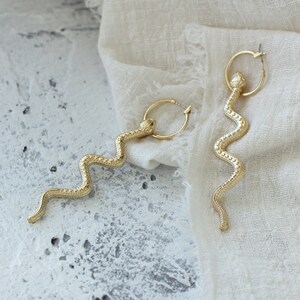 Snake Hoop Earrings, Snake Charm Earrings, Snake Charm Hoops, Snake Drop Hoops, Boho Hoop Earrings, Charm Hoop Earrings, Gold Dangle Earring zdjęcie 4