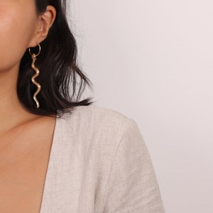 Snake Hoop Earrings, Snake Charm Earrings, Snake Charm Hoops, Snake Drop Hoops, Boho Hoop Earrings, Charm Hoop Earrings, Gold Dangle Earring zdjęcie 7