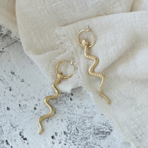 Snake Hoop Earrings, Snake Charm Earrings, Snake Charm Hoops, Snake Drop Hoops, Boho Hoop Earrings, Charm Hoop Earrings, Gold Dangle Earring zdjęcie 2