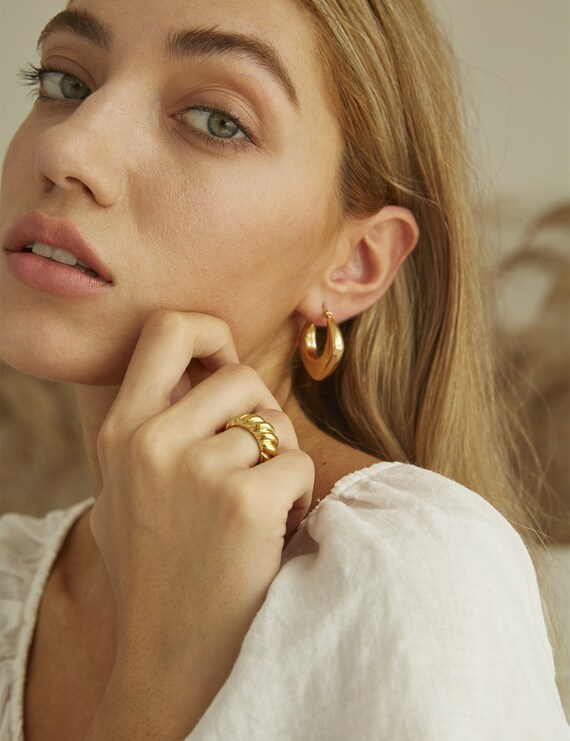 Simple model deals earrings