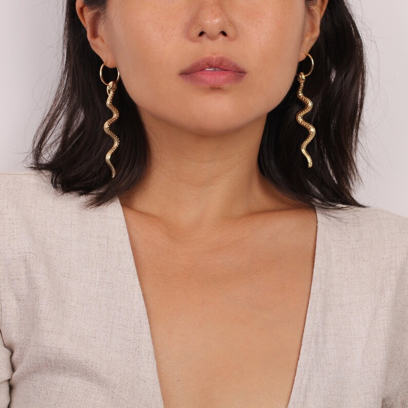 Snake Hoop Earrings, Snake Charm Earrings, Snake Charm Hoops, Snake Drop Hoops, Boho Hoop Earrings, Charm Hoop Earrings, Gold Dangle Earring zdjęcie 9