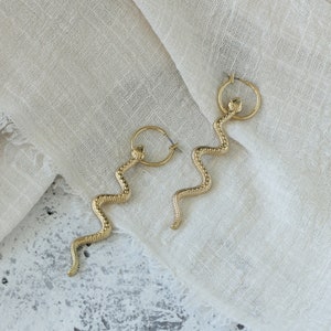 Snake Hoop Earrings, Snake Charm Earrings, Snake Charm Hoops, Snake Drop Hoops, Boho Hoop Earrings, Charm Hoop Earrings, Gold Dangle Earring zdjęcie 6