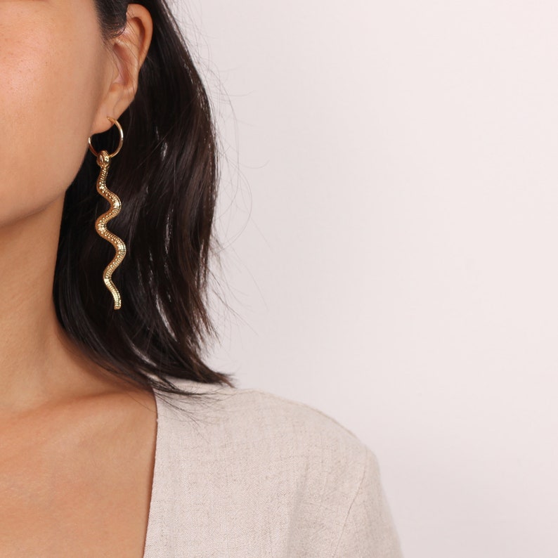 Snake Hoop Earrings, Snake Charm Earrings, Snake Charm Hoops, Snake Drop Hoops, Boho Hoop Earrings, Charm Hoop Earrings, Gold Dangle Earring zdjęcie 3