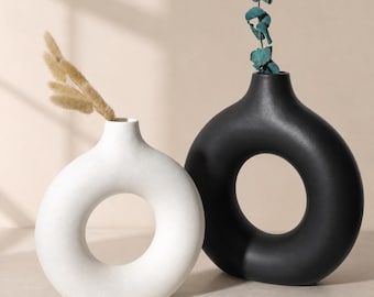 Vaso in ceramica a forma di ciambella, vaso da fiori nordico circolare e cavo, decorazione boho per la casa, regalo minimalista per l'ufficio.