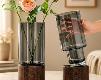 Vaso cilindrico in vetro fumé, base in legno, centrotavola moderno, idea regalo rustica per la casa.