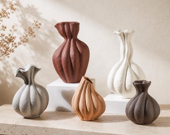 Vaso portafiori in ceramica testurizzata, centrotavola nordico, ornamento da mensola in stile artigianale.