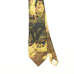 Peut inclure: Une cravate présentant une scène imprimée détaillée de personnages vêtus de robes jaune clair rassemblés sous un arbre sombre. L'arrière-plan se compose de tons terreux bruns et verts, le motif imprimé couvrant toute la surface du tissu.