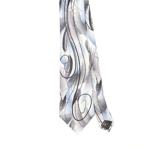 Peut inclure: Une cravate présentant un fond blanc avec des coups de pinceau abstraits de style aquarelle bleu clair et gris. Le motif comprend de fines lignes noires tourbillonnantes qui forment des boucles sur le tissu. Une petite étiquette noire est visible.