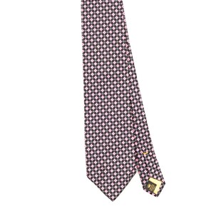 Peut inclure: Une cravate présentant un fond gris anthracite avec un motif géométrique répétitif composé de petits carrés roses centrés dans des losanges blancs. La cravate a une extrémité pointue et une petite étiquette jaune fixée au dos près du bord.