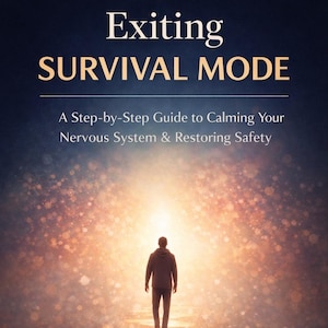 以下が含まれることがあります： 「Exiting Survival Mode」というタイトルの本。副題は「A Step-by-Step Guide to Calming Your Nervous System & Restoring Safety」です。明るい光に向かって歩く人の姿が描かれています。