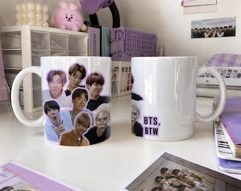 BTS Meme Mok - Grappige Gezichtjes Stijl - "BTW" Tekst - K-Pop Mok - Army Cadeau