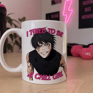 Può includere: Tazza in ceramica bianca con un personaggio in stile anime e la scritta rosa "I TRIED TO BE A CHILL GIRL". La tazza è su una superficie di legno, con manubri rosa e una bottiglia d'acqua nera sullo sfondo.