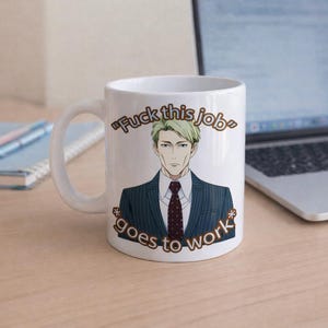 Può includere: Tazza in ceramica bianca con manico, con un'illustrazione in stile anime di un uomo in giacca e cravatta. La tazza presenta il testo "Fuck this job" sopra l'illustrazione e "goes to work" sotto, in marrone.