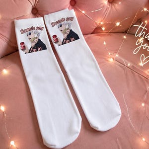Chaussettes Gojo Satoru Jujutsu Kaisen – “Sounds Gay I’m In” anime socks – merch otaku esthétique