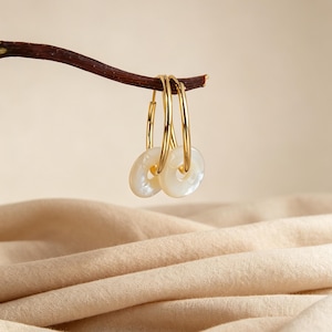 Minimalistische goldene Creolen, cremefarbene Ohrhänger in Form von Muscheln, zarte Creolen im chinesischen Stil – das perfekte Schmuckgeschenk für Sie