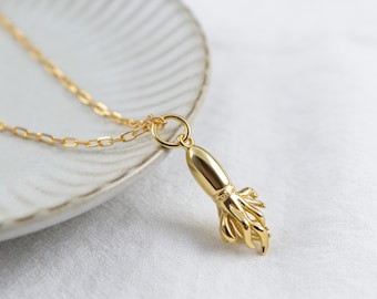 Collar de calamar dorado, colgante con dije de calamar, collar oceánico, joyería de criaturas marinas, regalo para buceadores, regalo para amantes del mar profundo, regalo de biología marina