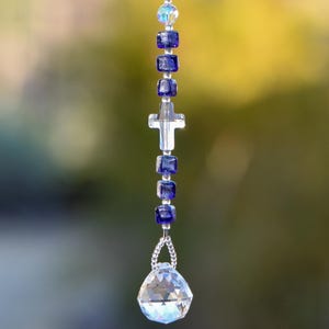 Colgante atrapasol de cristal de Murano morado con cruz de cristal