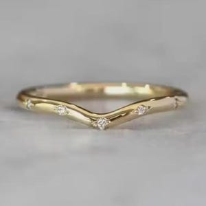 Gold Curved Wedding Band Moissanite, 14k Yellow Gold Chevron Ring for Women, Star Set Diamond V Shaped Stacking Ring, Minimalist Moissanite