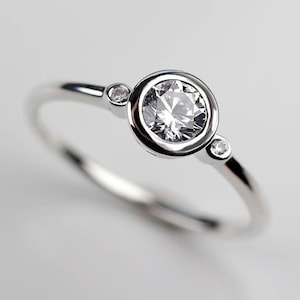 Minimalistischer Lünette gesetzter Verlobungsring, 1 Karat runder CZ zierlicher Ehering, einfacher Solitär-Silberring für sie, stapelbarer 3 Stein