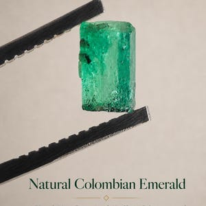 Könnte beinhalten: Ein rauer, leuchtend grüner natürlicher kolumbianischer Smaragd, gehalten von einer Metallpinzette. Der Text lautet: Natural Colombian Emerald, 1.58 ct, Muzo Formation, No Clarity Enhancement, Rough Hexagonal Prism, Certified Emerald. Der Stein ist prismatisch.