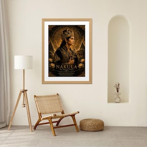 Op de afbeelding: Een ingelijste wandkunstprint met een portret van een persoon die een versierde gouden kroon en donkere, gedetailleerde traditionele kleding draagt. De tekst NAKULA The Elegant Prince staat in goud onder de figuur afgebeeld.