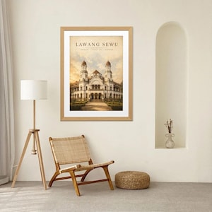 Könnte beinhalten: Ein gerahmter Kunstdruck des Lawang Sewu Gebäudes in Semarang, Zentral-Java, Indonesien. Das Bild zeigt die historische Architektur mit zwei markanten Türmen unter einem warm getönten Himmel in einem hellen Holzrahmen.
