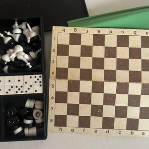 Vintage Sovjet-reisspelset – schaken, dammen, dominostenen en dobbelstenen – compacte bordspeldoos – verzamelobject USSR-tijdperk