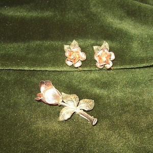 KREMENTZ signed Roses earrings and floral pin demi parure retro vintage costume jewelry flower brooch heavy gold plate