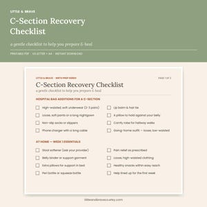 Könnte beinhalten: Eine druckbare Checkliste zur Genesung nach einem Kaiserschnitt mit salbeigrüner Kopfzeile und cremefarbenem Hintergrund. Der Text enthält Abschnitte für Krankenhausgepäck und wichtige Dinge für die erste Woche zu Hause mit Checkboxen.