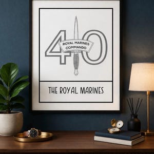 Puede incluir: Un letrero de madera rústico con el texto "Welcome to our home" en un estilo manuscrito. El letrero presenta un acabado envejecido y un diseño simple y acogedor, perfecto para un porche o entrada.