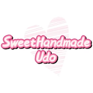 Op de afbeelding: Een grafisch logo met de tekst SweetHandmade Udo in een vet, wit lettertype in bubbelstijl met een roze omlijning en een zwarte slagschaduw. Achter de tekst staat een groot, lichtroze hart met subtiele horizontale witte lijnen.