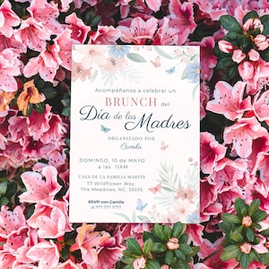 Peut inclure: Une invitation florale pour un brunch de la fête des mères, avec des fleurs roses et blanches et des papillons. L'invitation comprend le texte "BRUNCH del Día de las Madres" et les détails de l'événement.