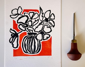 Flores en Jarrón de Rayas, Linograbado Original, Rojo y Negro, A5, Edición de 15