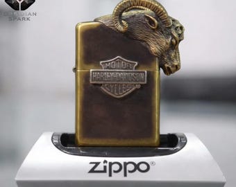 Encendedor Zippo con forma de calavera de carnero de bronce, escultura de cuerno animal, regalo rústico de metal para coleccionistas y detalle decorativo vintage.