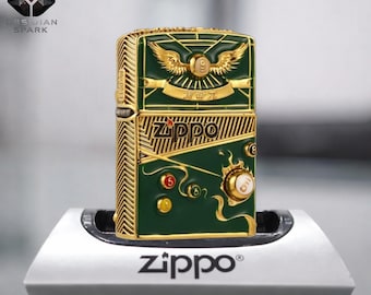 Encendedor Zippo Laberinto Oro Esmeralda, Diseño Geométrico Metálico en Relieve con Dial Numérico Decorativo, Pieza de Colección, Regalo Ideal
