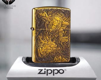 Encendedor Zippo antiguo dorado con relieve de dragón, diseño de retrato de guardián, ideal para coleccionistas y como regalo para él.