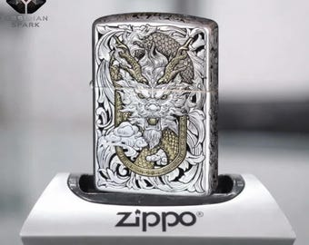 Encendedor Zippo con relieve de dragón plateado, obra de arte ornamental de fantasía con detalles de escamas doradas, pieza de colección para exhibición o regalo