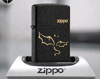Encendedor Zippo negro mate con diseño minimalista de murciélago, elegante acabado con grabado dorado, regalo de cumpleaños para él, regalo del Día del Padre, regalo único para hombre.