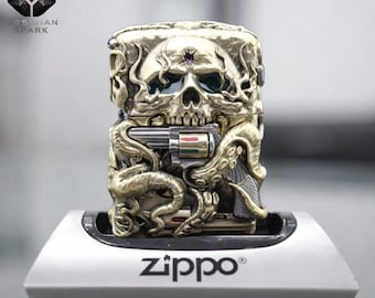 Encendedor Zippo plateado con relieve de calavera, diseño fantástico de pulpo y revólver, pieza de colección esculpida para exhibición o regalo.