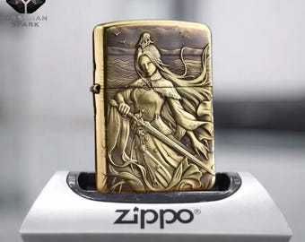 Encendedor Zippo antiguo dorado con retrato de guerrero, elegante relieve de espada, pieza de colección, regalo ideal para él.