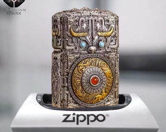 Encendedor Zippo con motivo de toro antiguo, arte en relieve plateado con emblema circular dorado, regalo coleccionable para él, pieza de exhibición, accesorio vintage para hombre