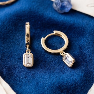 Pendientes colgantes de aro con moissanita talla esmeralda, chapados en oro y plata de ley. Joyería para el día a día. Regalo para ella. Estilo invernal.