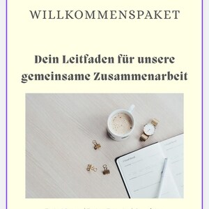 Könnte beinhalten: Ein Dokument mit dem Titel WILLKOMMENSPAKET und Dein Leitfaden für unsere gemeinsame Zusammenarbeit, das eine Kaffeetasse, eine Armbanduhr, drei goldene Büroklammern, einen weißen Stift und einen offenen Planer mit dem Text Goal Detail zeigt.