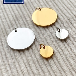 Könnte beinhalten: Vier leere, runde Metallanhänger in Gold- und Silbertönen. Die Anhänger sind unterschiedlich groß und haben oben eine kleine Schlaufe zum Befestigen an einer Kette oder einem anderen Schmuckbestandteil. Das Bild enthält den Text "Zentro DIY Supply".